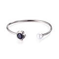Armreif aus Titanstahl mit blauer Sandsteinblume und Perle in poliertem Silber-Finish - Silberner Stil (KB123084-K)