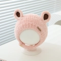 Détail de la texture en peluche rose et de l'étiquette en cuir sur le bonnet pour bébé - 6 mois - 2 ans / Rose