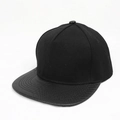 Dettaglio del cappello snapback nero con texture in pelle di coccodrillo sulla visiera - Regolabile / Nero