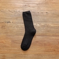 Calze classiche a coste nero puro in cotone traspirante su superficie in legno - Taglia unica / Bordo Liscio Nero (1 Paio)
