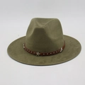 Detalle de sombrero fedora verde oliva con tachuelas de estrella en banda de cuero - Talla única / Verde Militar