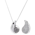 Dettaglio del retro a nido d'ape e zirconi incastonati sulla collana a goccia d'acqua - Collana / Argento