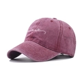Détails de broderie sur une casquette en coton délavé vintage montrant la texture - Rouge Vin Anglais Personnalisé