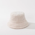 Detalle de la textura del gorro de lana de cordero grueso en color crema suave - M (56-58cm) / Blanco Roto