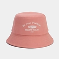 Dettaglio ravvicinato del cappello a secchiello in tela rosa con scritte bianche e cuciture - Rosa Antico