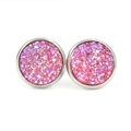 Dettaglio di orecchini a lobo in resina rosa scintillante con base in metallo argentato - Druzy Rosa (1)