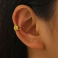 Λεπτομερής λήψη κίτρινου ear cuff μπέιζμπολ με κόκκινες ραφές στο αυτί ενός γυναικείου μοντέλου - Σκουλαρίκι Κλιπ Σόφτμπολ (WG-0253)