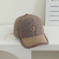 Dettaglio del cappellino in lana d'agnello marrone con ricamo a forma di orso - Orsetto Abbraccio / Marrone