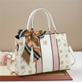 Sac à main chic bicolore à rayures beige, rose et noir avec foulard en soie à fleurs - Rose