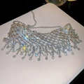 Dettaglio ravvicinato di una collana a frange argentata con strass e maglia lucida - Collana con nappe di strass / Argento