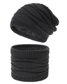 Dettaglio del set cappello in maglia nera e scaldacollo con fodera in pile caldo - Nero