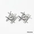 Moderne silberne Edelstahl-Ohrstecker im Gitterdesign mit einer zentralen Metallperle - Silber (PDE2038)