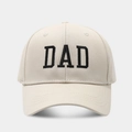 Primer plano del bordado negro DAD en una gorra de béisbol de algodón beige con visera - Sólido DAD / Beige