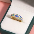 Detail van Chinese stijl emaille ring met blauwe druppels op gouden band in een doos - Verstelbaar Open / Stijl 2 (Blauw Groene Stippen)