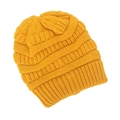 Detalle de gorro de punto amarillo jengibre con trenzado grueso y borde ancho acanalado - Amarillo
