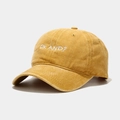 Detail van geborduurde OK AND? tekst op de mosterdgele gewassen katoenen baseballcap - Verstelbaar / Geel