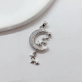 Colgante de luna creciente plateada con estrellas de circón sobre fondo blanco - Plata