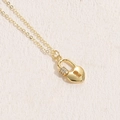 Collana con pendente a cuore dorato con zirconi brillanti su una catena sottile - Lucchetto