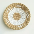 Dettaglio decorazione murale tonda intrecciata a mano con fibre vegetali naturali - Tipo C 25cm