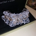 Détail macro du bracelet en dentelle avec cristaux en forme de goutte sur velours - Blanc (Bracelet-Blanc)