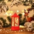 Details einer roten Weihnachtslaterne mit Weihnachtsmann-Motiv und warmem LED-Licht - Weihnachtsmann / Rot