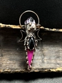 Vue macro d'un pendentif lune gothique en bronze avec améthyste et pierre d'agate noire - Rouge