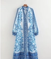 Detailansicht des V-Ausschnitts und der Knopfleiste am blauen Boho-Maxikleid - S / Blau