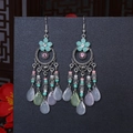 Dettaglio di orecchini boho con fiori turchesi e nappe di perline colorate pendenti - Stile a Gancio con Frange Multistrato (E6238-3) / Celeste-Verde
