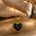 Elegante collar de cadena dorada con colgante de corazón negro sobre fondo de seda - Negro