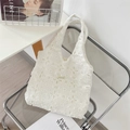 Dettaglio della trama in pizzo ricamato floreale bianco su una borsa shopping grande - Borsa a Mano Gilet in Pizzo al Latte