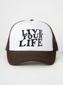 Vooraanzicht van de bruin-witte truckerpet met LIVE YOUR LIFE 3D-borduurwerk op de voorkant - Verstelbaar / Wit en koffie