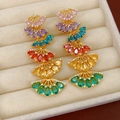 Nahaufnahme von Vintage Fächer-Ohrringen mit bunten Zirkon-Quasten und Gold-Finish - Vintage Fächer-Quasten-Stil / Gold-Mehrfarbiger Zirkon