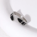Anillo abierto minimalista de acero plateado con dije de corazón de esmalte negro - Ajustable / Color Acero Corazón Negro