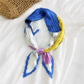 Foulard quadrato plissettato con design color block blu e giallo e linee astratte eleganti - Linee Artistiche Blu