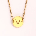 Détail du collier en acier inoxydable doré avec pendentif circulaire ajouré lettre V - Lettre V