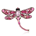Dettaglio ravvicinato della spilla a libellula con cristalli rosa e metallo dorato antico - Rosa