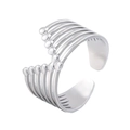 Detail van zilveren gelaagde golflijnen en geometrisch open ringontwerp op witte achtergrond - US Maat 7 (Verstelbaar) / Staalkleur
