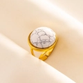 Makroaufnahme eines verstellbaren Goldrings mit rundem weißen Naturstein und Textur - Einstellbar Offen / Gold-Weiße Stein
