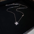 Dettaglio della collana con stella d'argento e pietre lucenti su velluto nero - Collana - Argento