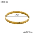Dettaglio della trama a rombi e dimensioni del bracciale rigido in acciaio dorato - Diametro Interno 5,7cm Larghezza 0,6cm / Oro (Trapuntato)