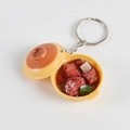 Porte-clés mini marmite jaune avec modèle de porc braisé réaliste et légumes verts - Viande braisée