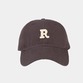 Vista dettagliata del berretto da baseball marrone scuro con ricamo a lettera R crema - XL (61-65cm) / Grigio