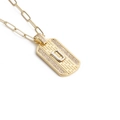 Détail d'un pendentif hip hop en or avec texture tissée, zircons et lettre U en argent - Lettre U
