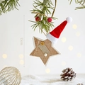 Rustikaler Jute-Stern Weihnachtsanhänger mit rotem Hut und Holzknopf am Weihnachtsbaum - Hölzerner Weihnachtsstern-Anhänger