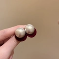 Détail de boucles d'oreilles rondes en velours bordeaux et perles crème - 69# Perle Ronde Base Velours Bourgogne (925 Sterling Silver Earring Post)