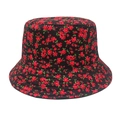 Detail van een vissershoed met rode bloemen en groene bladeren op zwarte stof - M / Zwart Met Kleine Bloemen