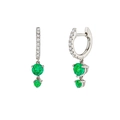 Detalle macro de pendientes huggie de plata con gotas de circón verde esmeralda - Pendientes de Gota / Plata-Verde