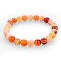 Makroaufnahme von gestreiften Achat-Perlenarmbändern in Orange, Rot und Gelb mit Naturmaserung - Orangestreifenachat