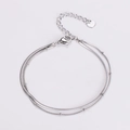 Dettaglio del bracciale a doppio strato in argento con catena a serpente, perle e cuore - Color Acciaio