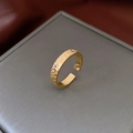 Gros plan sur la bague martelée dorée vintage sur un écrin à bijoux gris montrant la texture - 54# Bague-Or-Plaqué or véritable